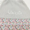 Mochila saco gris con tela personalizada con nombre bordado hecha a mano por Trapitos de Nuria en La Zarza Badajoz