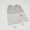 Mochila saco gris con tela adornada de flores pequeñas rosas hecha a mano por Trapitos de Nuria en La Zarza Badajoz