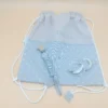 Mochila saco en gris con parte de bajo en azul y puntos blancos personalizada con el nombre en borde hecha a mano por Trapitos de Nuria en La Zarza Badajoz