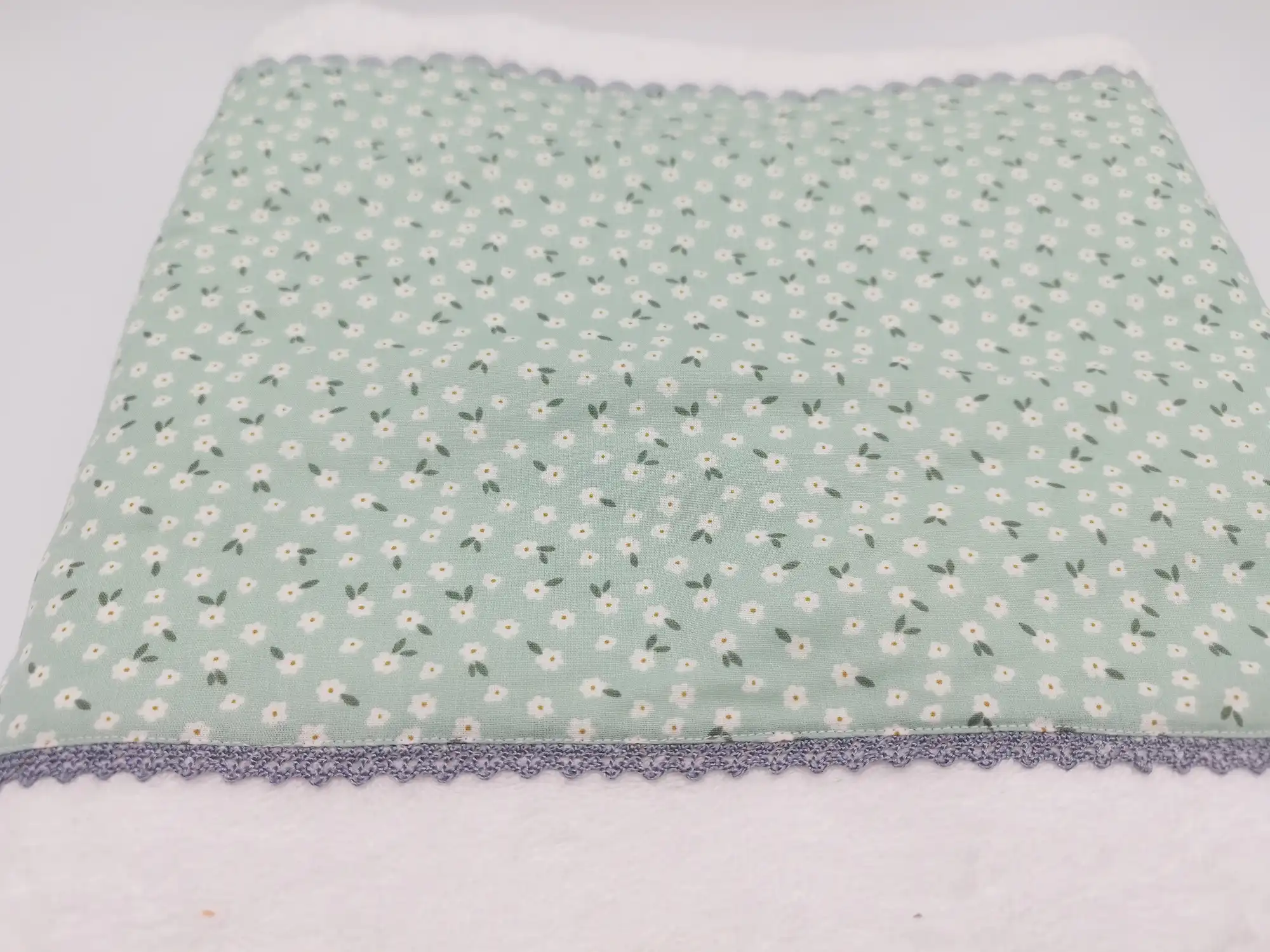 toalla-nina-personalizada-flores-verdes-blanco