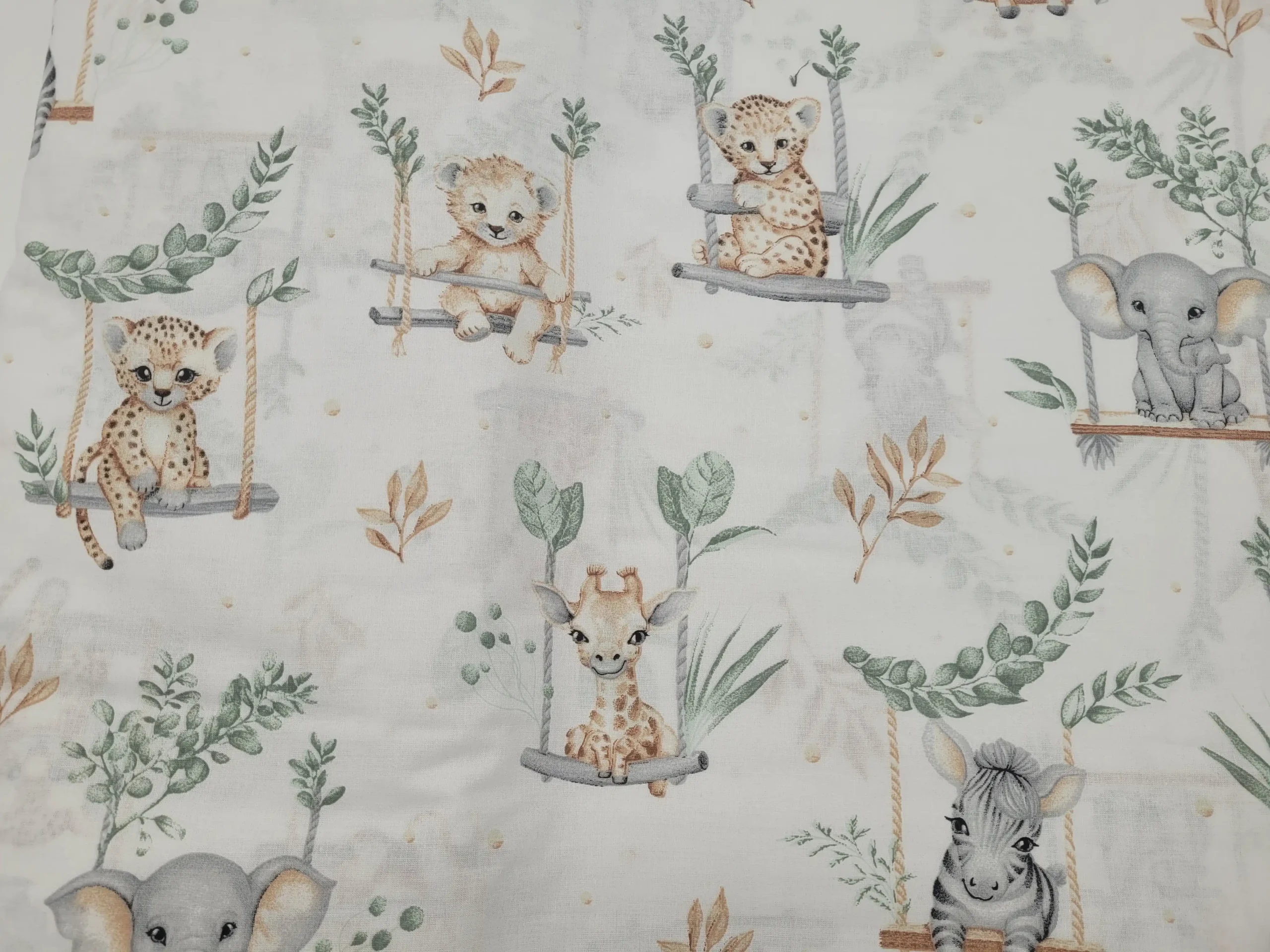 Tela para decoracion animales de la selva en columpio
