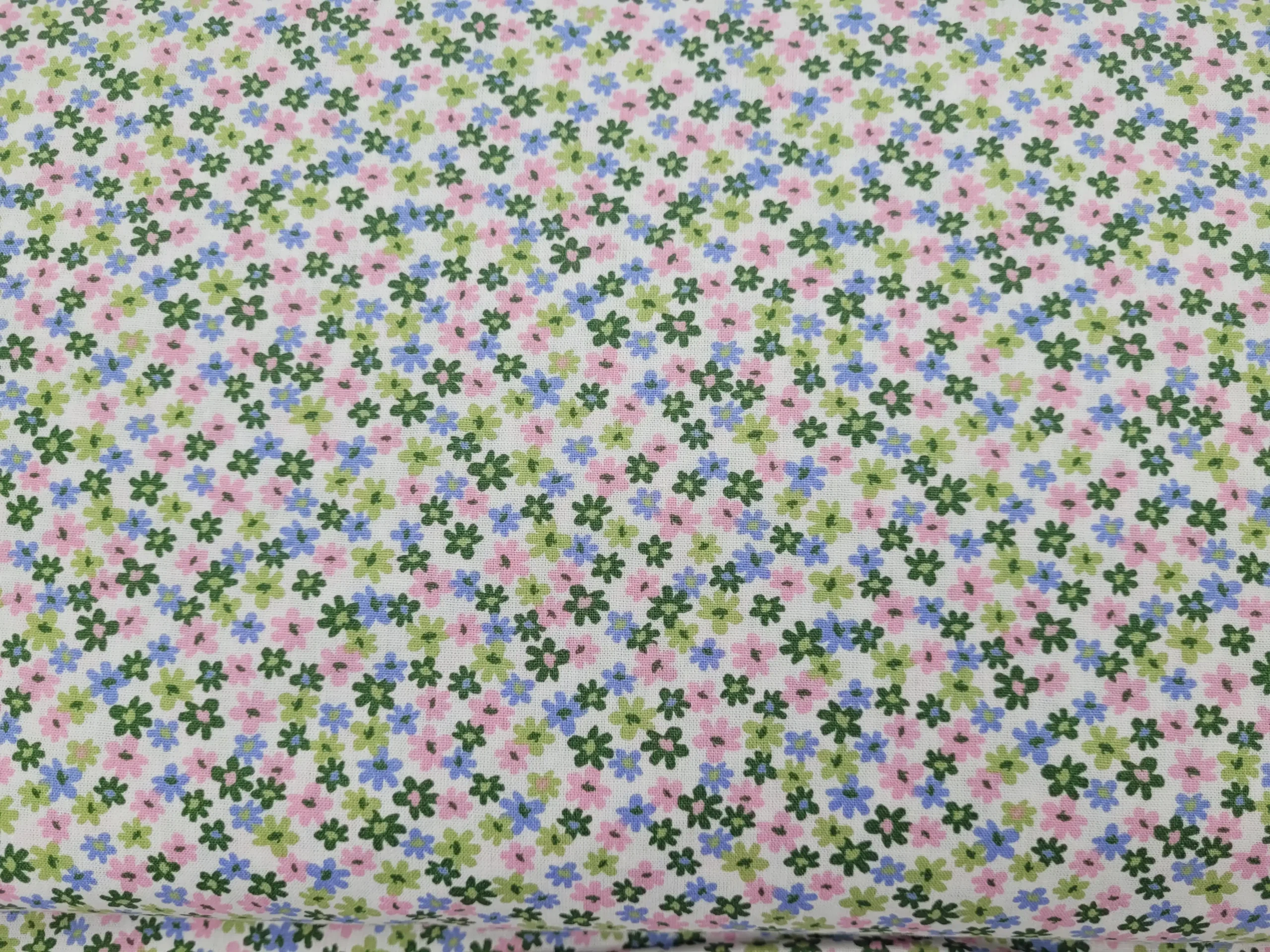 Tela para decoracion flores rosas, azules y verdes pequeñas