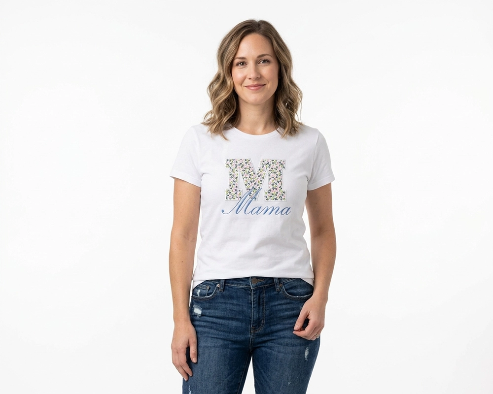 Camiseta personalizada con inicial en tela y nombre bordado. Hecho a mano por Trapitos de Nuria.